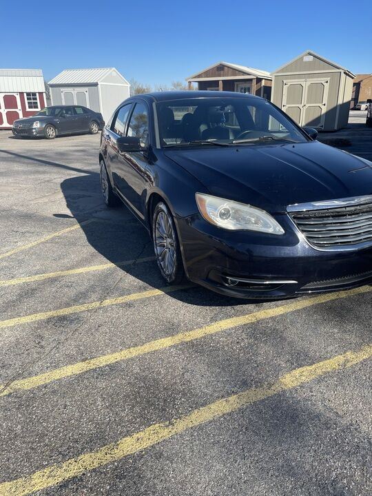 2012 Chrysler   - Family Motors, Inc.