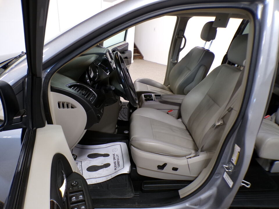 2014 Chrysler Town & Country  - Tom's Credit City
