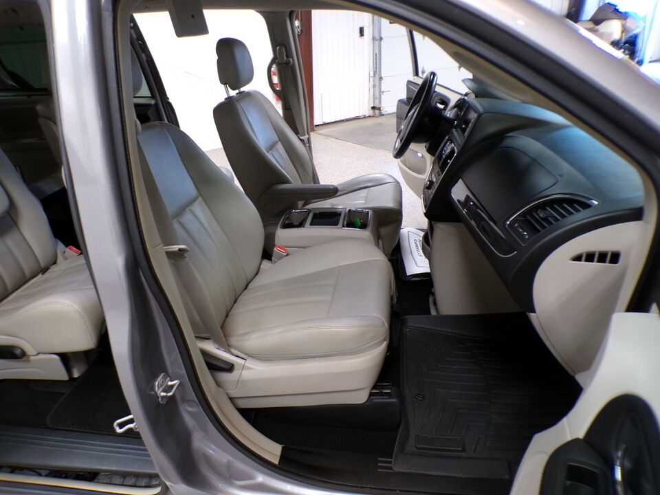 2014 Chrysler Town & Country  - Tom's Credit City
