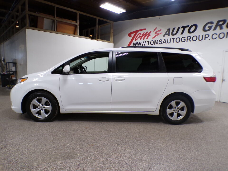2015 Toyota Sienna  - Tom's Credit City