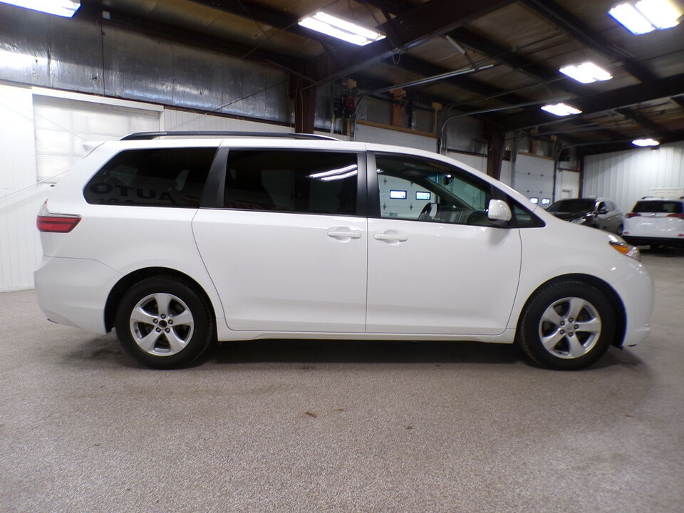2015 Toyota Sienna  - Tom's Credit City