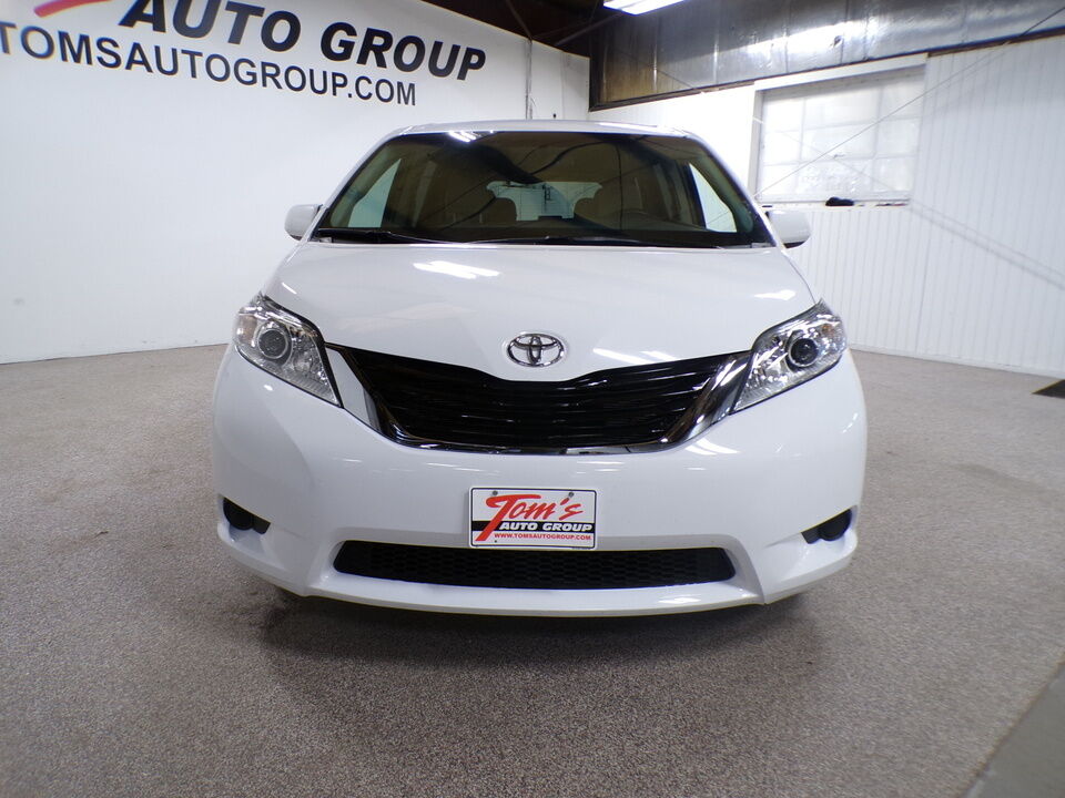 2015 Toyota Sienna  - Tom's Credit City