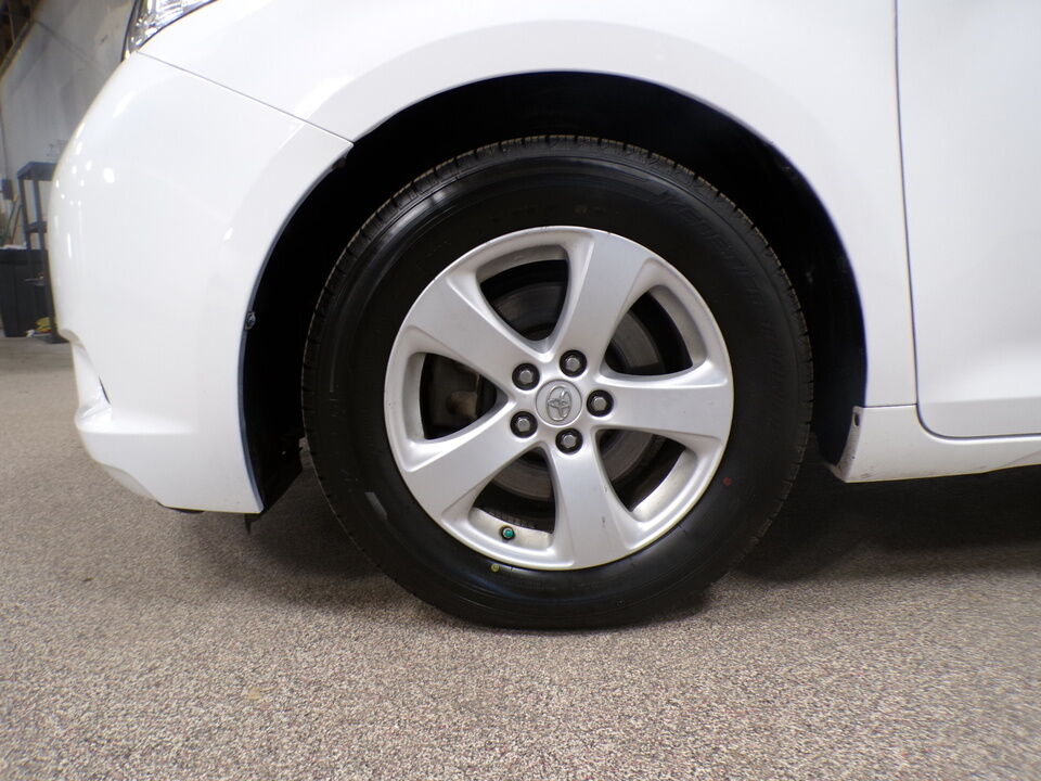 2015 Toyota Sienna  - Tom's Credit City