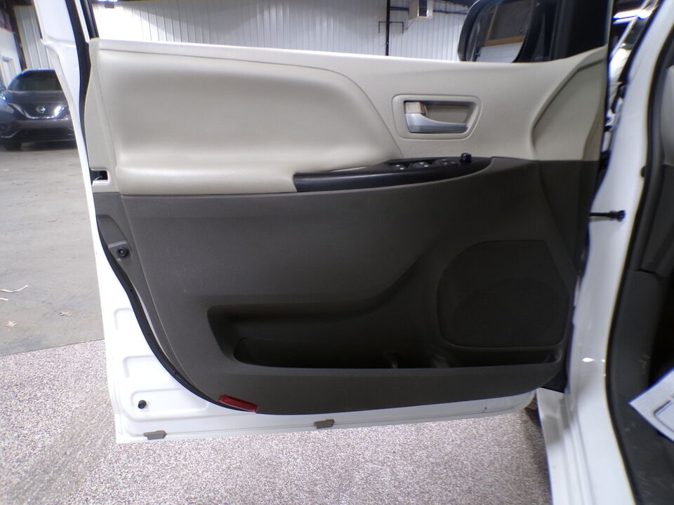 2015 Toyota Sienna  - Tom's Credit City