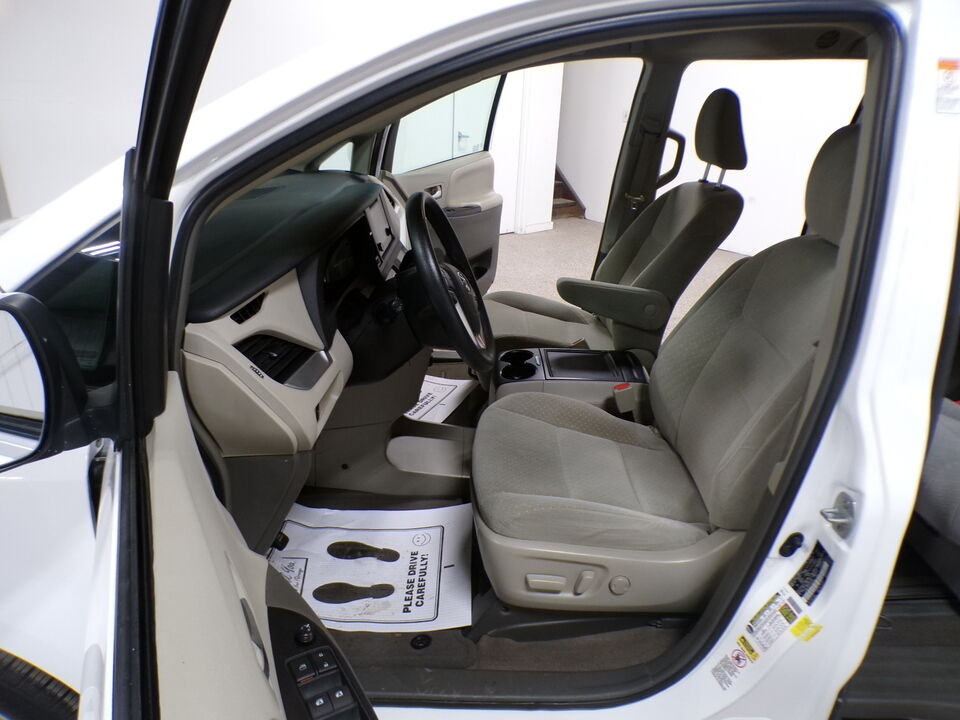 2015 Toyota Sienna  - Tom's Credit City