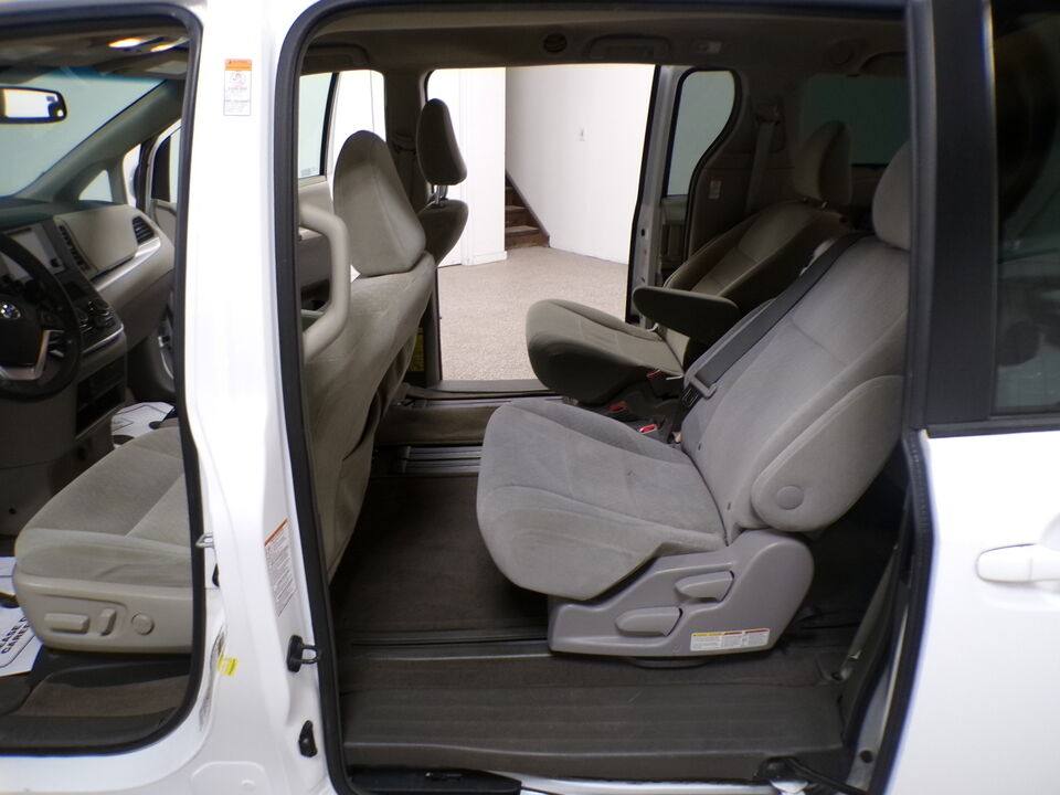 2015 Toyota Sienna  - Tom's Credit City
