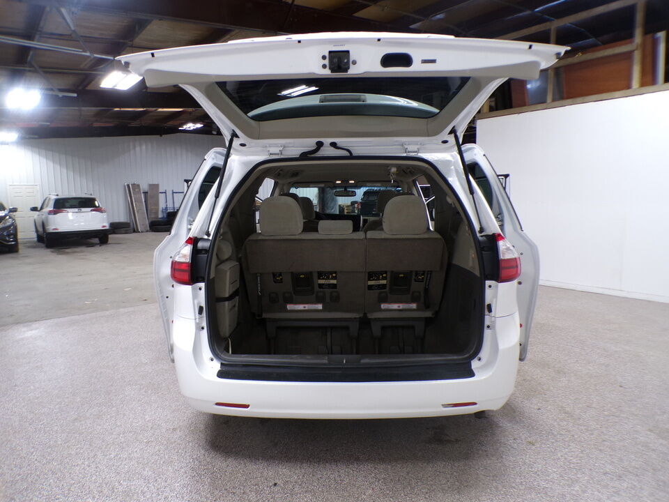 2015 Toyota Sienna  - Tom's Credit City