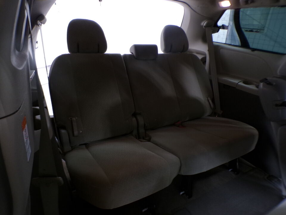 2015 Toyota Sienna  - Tom's Credit City