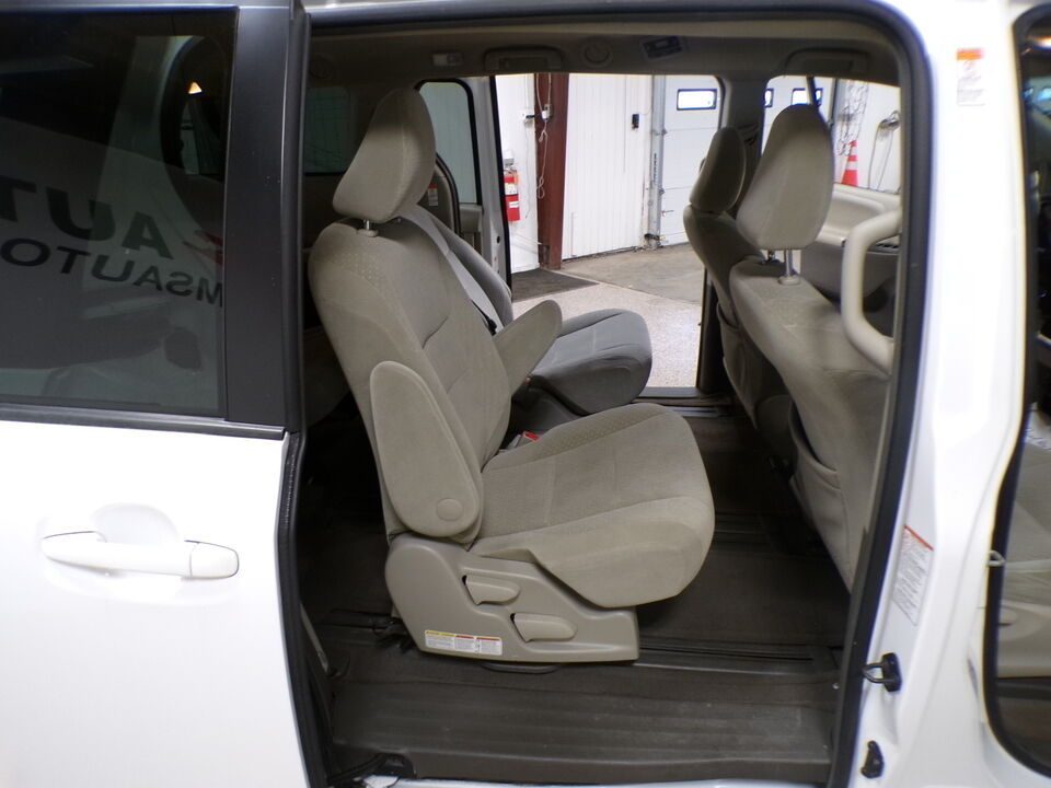 2015 Toyota Sienna  - Tom's Credit City