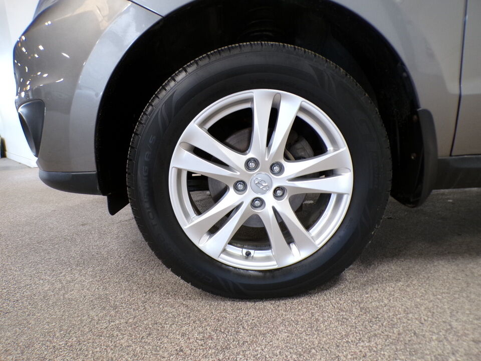 2012 Hyundai Santa Fe  - Tom's Budget Cars