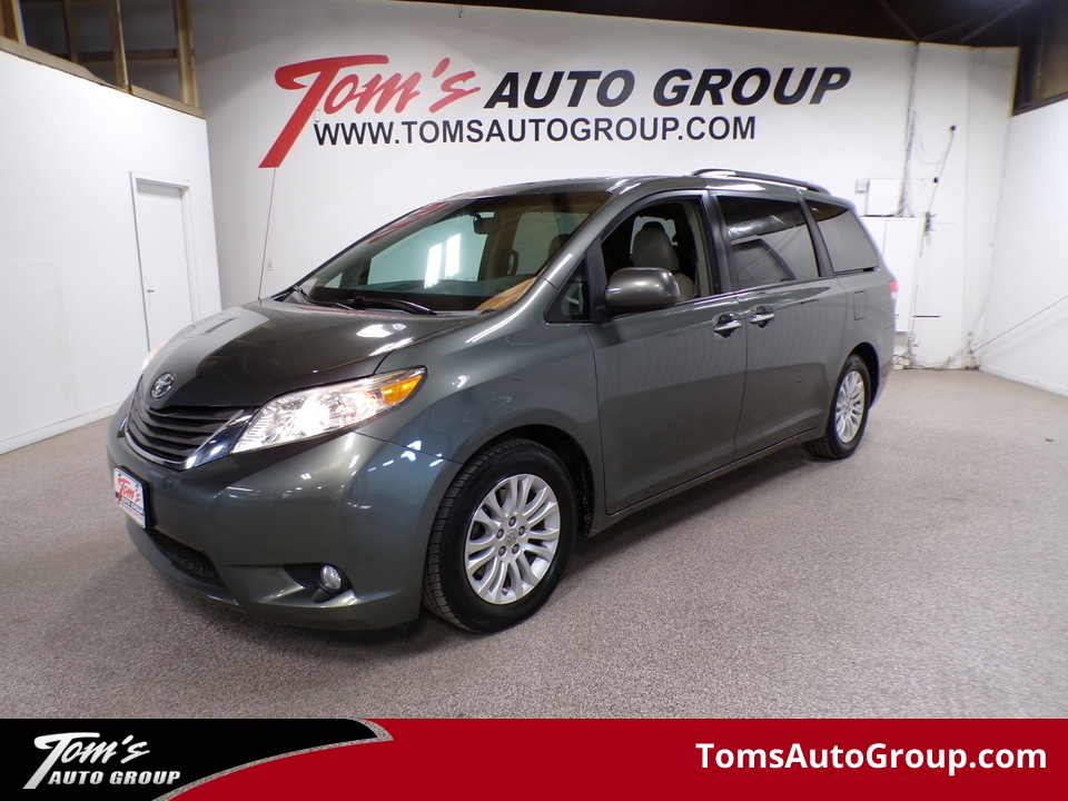 2013 Toyota Sienna XLE  - N97158Z  - Tom's Auto Group