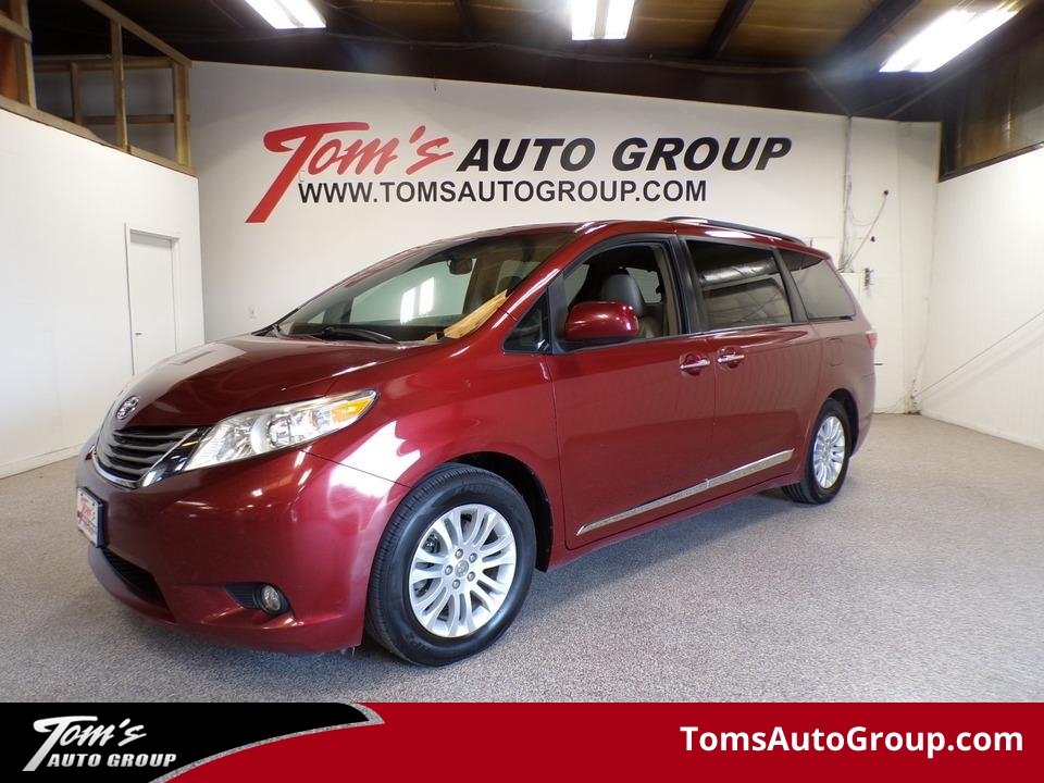 2016 Toyota Sienna XLE  - W15026L  - Tom's Auto Group