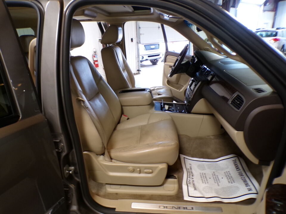 2011 GMC Yukon XL  - Tom's Auto Sales, Inc.