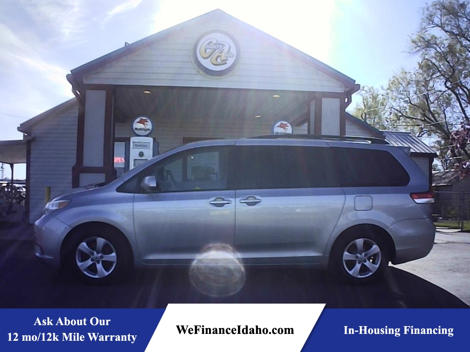 2011 Toyota Sienna LE  - 10045  - Country Auto