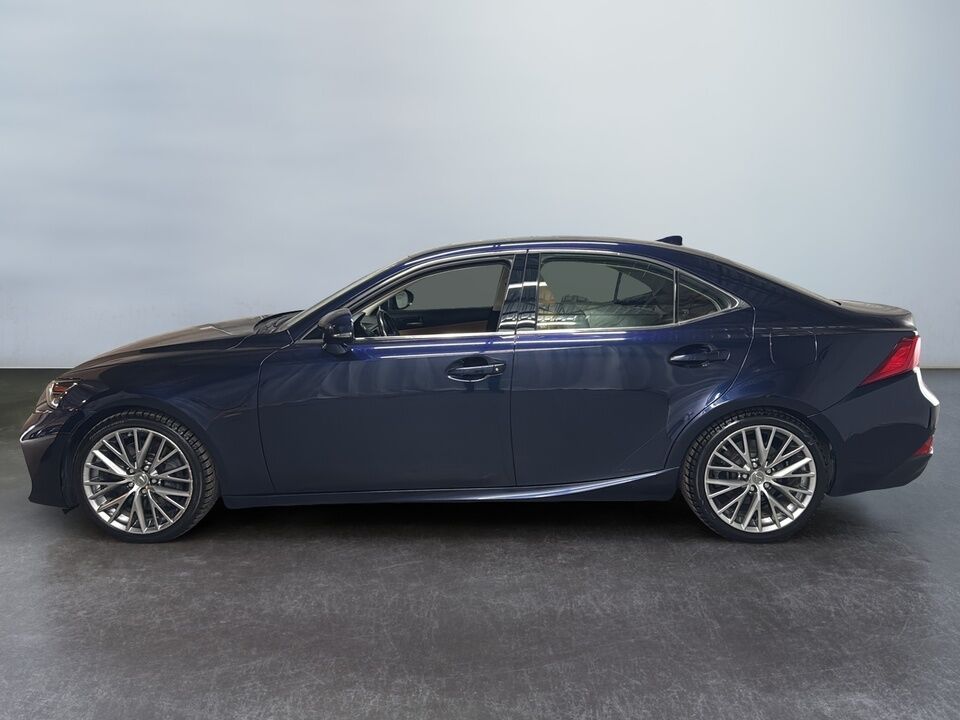 2017 Lexus IS  - Desmeules Chrysler