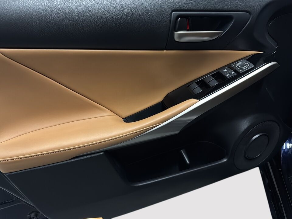 2017 Lexus IS  - Desmeules Chrysler