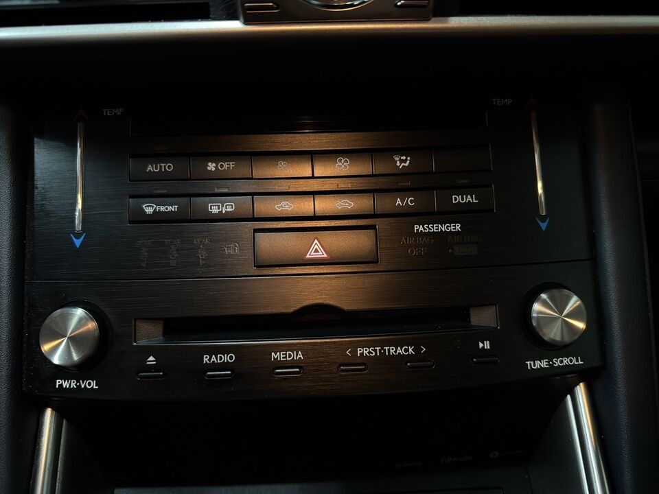 2017 Lexus IS  - Desmeules Chrysler
