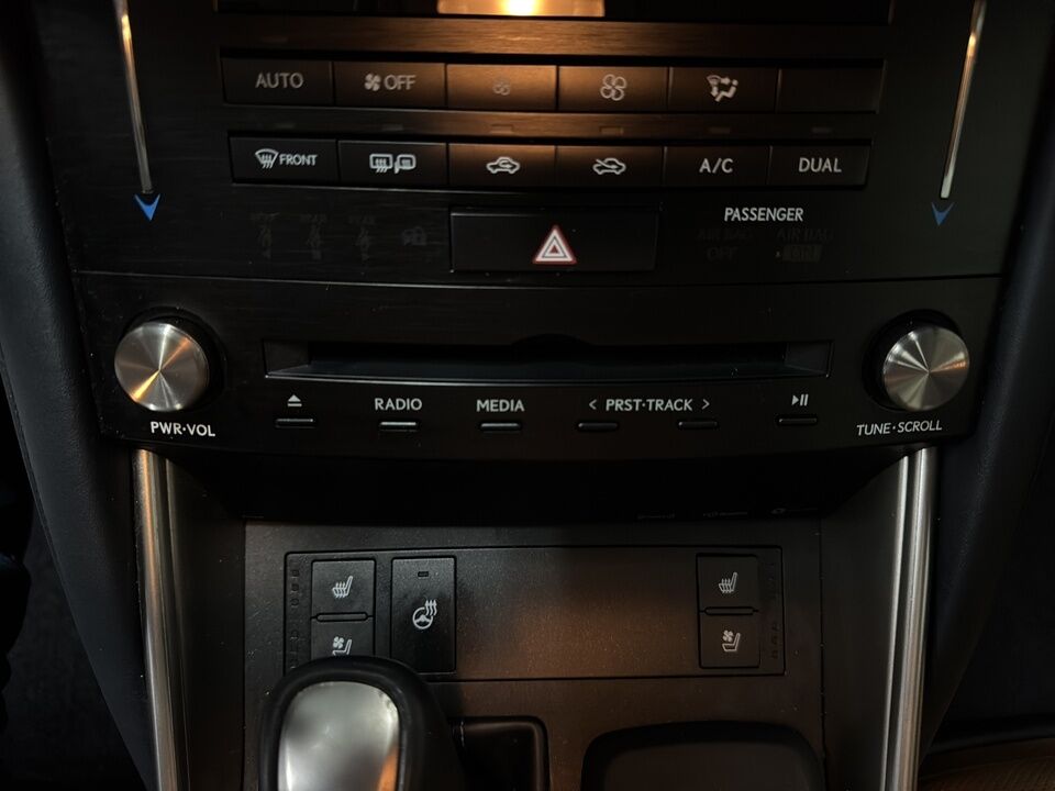 2017 Lexus IS  - Desmeules Chrysler