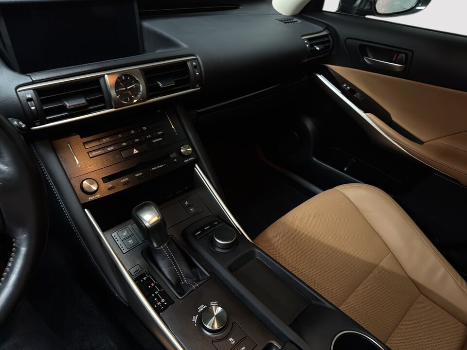 2017 Lexus IS  - Desmeules Chrysler