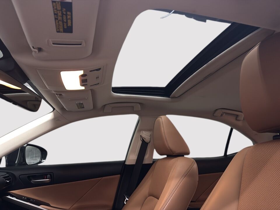 2017 Lexus IS  - Desmeules Chrysler