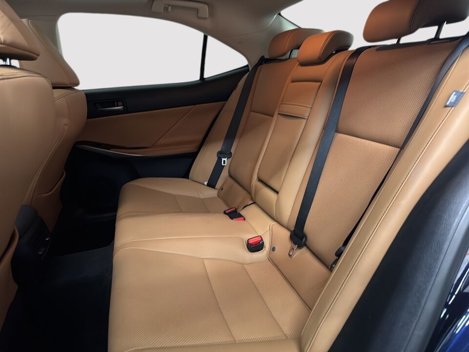 2017 Lexus IS  - Desmeules Chrysler
