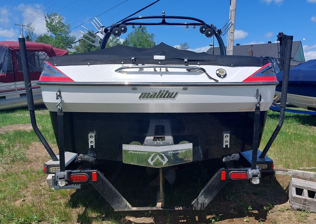 2007 Malibu WakeSetter 24'  - Desmeules Chrysler