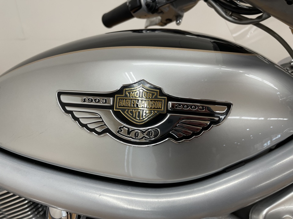 2003 Harley Davidson V-ROD  - Camions Commerciaux John Scotti
