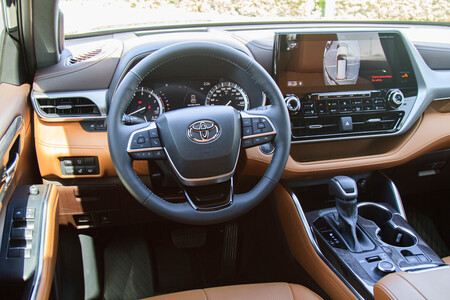 2023 Toyota Highlander  - Dresden Motors